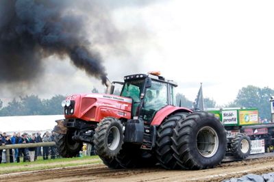 Den årlige byfest med traktortræk er en af de begivenheder, der fortælles om i den nye folder om Haderup. ??foto: Flemming hansen