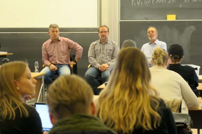 Tirsdag havde de studerende, der deltager i projektet »Design Thinking« på Erhvervsakademi Midtvest i Herning mulighed for at stille spørgsmål til tre repræsentanter fra Siemens Wind Power. ? Foto: Anna Østergaard Bjørn