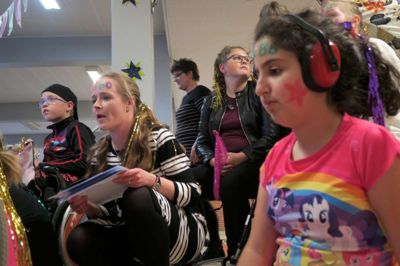 Der var glimmer, der var bannere, der var musik og klapsalver, da SFO'erne på Lundgårdskolen i Tjørring holdt deres eget MGP.?foto: jesper wind