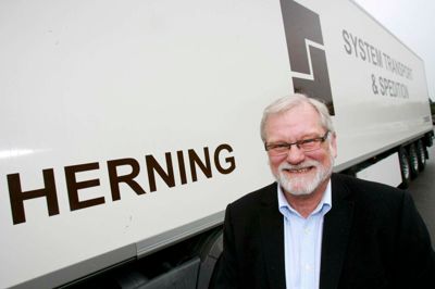 Jøhn Øholt startede i 1979 virksomheden System Transport med to kollegaer, men siden hen overtog han hele ejerskabet. Nu overlades roret til andre. ?foto: Flemming Hansen