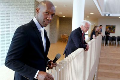 Ricardo Passo er overbevist om, at hans hudfarve spiller ind, når han pilles ud til tjek i lufthavnene. I baggrunden ses den internationale skoles formand, Niels Laurits Thygesen, som mindst en af tolderne i Billund Lufthavn angiveligt er på fornavn med.? Foto: Flemming Hansen