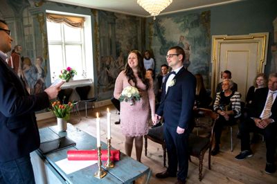 Nathailie Popp og Søren Meldgaard Jakobsen var i lørdags det første brudepar, som beseglede deres kærlighed i Riddersalen på herregården Herningsholm. Borgmester Lars Krarup (V) stod for vielsesritualet. ?Foto: Tom Laursen