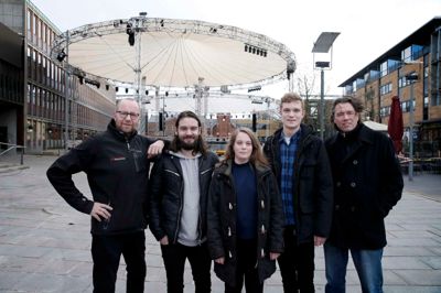 Vi ville gerne have fotografen med på billedet af Folkebladets indsatsgruppe, så vi shanghajede Peter Udby på vejen hen til Torvet. Han var på vej ind for at gøre Old Irish Pub klar til Off Road og de efterfølgende, travle påskedage. Fotograf Flemming Hansen og journalisterne Martin Hove Thomsen, Anna Østergaard Bjørn, Aske Visser Ottesen og Henrik Øster-Jørgensen dækker Off Road-festivalen i morgen - både til Folkebladet og til aoh.dk. ?foto: peter udby