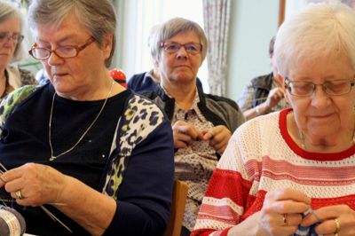 Strikkepindene var i gang, da nørklerne var samlet til foredrag i Alhuset. ?? foto: John Christensen