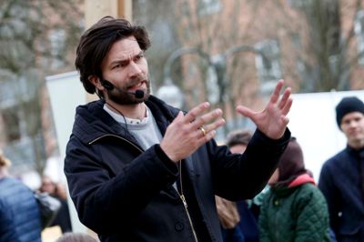 Thomas Skov på slap line ved Demokratistafetten. Foto: Flemming Hansen