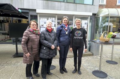 Formand Karen Kirkeby sammen med nogle af donationsmodtagerne ved Soroptimisternes stand ved siden af Hotel Eyde Foto: Aske Visser Ottosen