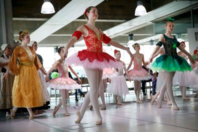 Balleteleverne fra Ringkøbing-Skjern optrådte to gange på Herning Bibliotek i løbet af dagens kulturåbning. Foto: Flemming Hansen