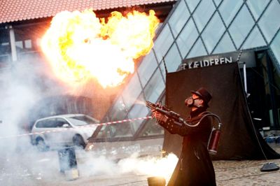 Her ses den mandlige artist fra Cirkus Sort, der fra tonerne til Metallicas »Nothing else matters« fik skudt ild rundt på pladsen foran Herning Kongrescenter. ?foto: Flemming Hansen