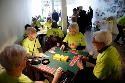 Der blev spillet bridge, og folk, der kom ind fra gaden, havde mulighed for at være med i et spil eller en aktivitet hos Alhuset på gågaden. ???foto: Flemming Hansen