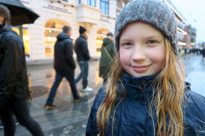 Caroline Bergholdt Hald, herning:
- Jeg synes, at det er hyggeligt, fordi der er så mange mennesker samlet. Det gør mig glad. I dag har jeg sunget i kor både på scenen, og da vi åbnede haven, og jeg kan lide det, fordi der sker noget. Senere skal vi se afslutningen.