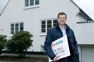 Kim Krogh, Danbolig Herning:
- Hvis jeg fik tildelt 15.000 kroner, skulle pengene gå til maling af huset indvendigt, da det er ved at være slidt med hund og børn. Skal de bruges i forbindelse med et salg, ville jeg lave et generelt »brush up« af boligen, som maling, få de sidste lister gjort fast osv. Alle de småting, man selv lever med uden at tænke for meget over det. Det er typisk købers mavefornemmelse, der er medbestemmende for hvilket hus de vælger, så derfor er det supervigtigt, at køberen får et godt helhedsindtryk af boligen. For de sidste penge ville jeg købe frisk bagerbrød, som giver en god aroma i huset. ?Foto: Henrik Ole Jensen