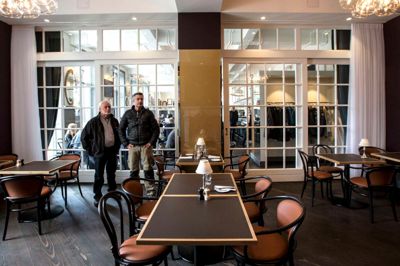 Projektleder Bjørn Duus (t.v.) og Daniel Andersen, som er medejer af tømrer- og snedkerfirmaet Bent Jensen, ses her foran de speciallavede glaspartier. Første udkast havde for kraftige sprosser efter arkitektens smag, så det blev rettet til. ?Foto: Tom Laursen