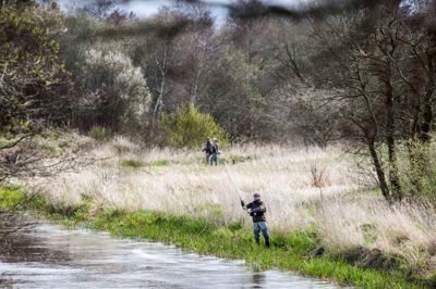 Succesen med at lokke flere lystfiskere til åerne i Herning Kommune forlænges. Foto: Tom Laursen