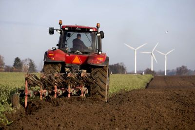 Vindmøller ved Tølløse på Sjælland. En udskiftning af mange små og gamle landmøller med større og mere effektive møller kan reducere de 4200 landmøller med næsten fire femtedele. Det viser en opgørelse fra energi- og klimaminister Lars Christian Lilleholt. Foto: ritzau/Finn Frandsen