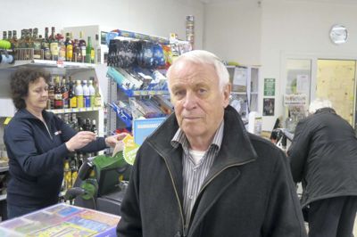 Købmand Linda Andersen (t.v.) og hendes fire kolleger har evnet at øge butikkens omsætning med seks procent, fortæller formanden Kai Hansen. Det giver et overskud for andet år i træk til Min Købmand i Kølkær, men Kai Hansen advarer landsbyen om at hvile på laurbærrene.? foto: jesper wind
