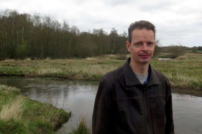 Aksel Lynge Andersen, her ved Haderis Å, har bevarelsen af af de lokale naturområder og styrkelse af åturisme som nogle af sine mærkesager. ?foto: Hans Mikkelsen