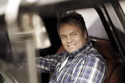Johnny Hansen, der er forsanger i Kandis, skal hjælpe vennen Thomas Lund fra Orbit Group med at markedsføre produkter i Kina. Det skal han med en engelsk reklamesang. ?PR-FOTO