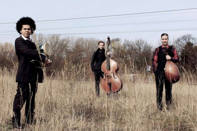 Koncerten »Migrant Music« dyrker et mix af forskellige genrer leveret af Bilal Irsheds trio med Bilal Irshed på oud, Yohan Ramon på percussion og Rasmus Møldrup på kontrabas. ?PR-Foto