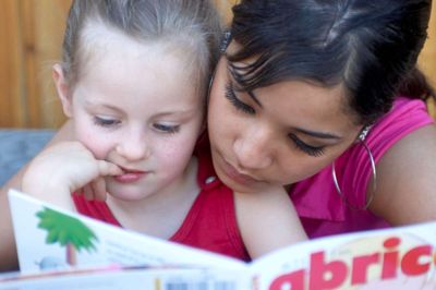 Regeringen vil give pressede forældre kommunalt tilskud til en babysitter i aftentimerne. Dansk Folkeparti kalder idéen interessant. Arkivfoto. Free/Colourbox