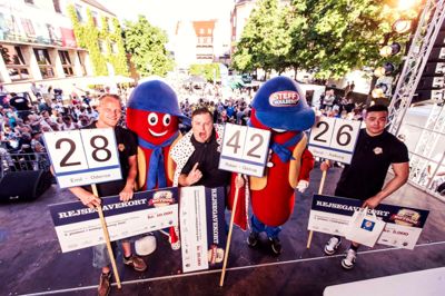 Sidste års vinder af DM i hotdogspisning var igen Ruben Mikkelsen fra Storvorde, der spiste 42 hotdogs på et kvarter. ?pr-foto
