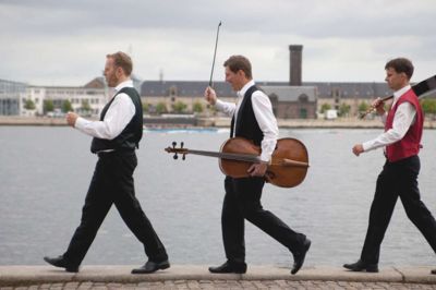 Teatret Optimis opfører Bellman-cabaretforestillingen »Elskov, vin og basfioler«. ?pr-foto