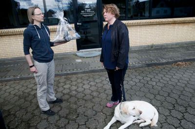 »Phil« passer godt på Anja Hansen, hvad enten hun skal aflevere sin søn i skole eller ud at handle. I går vandrede han med op til dyrlæge Hanne Faurbye (t.v.), for at være med til at påskønne hendes indsats for førerhunde og deres brugere. ? Foto: flemming Hansen