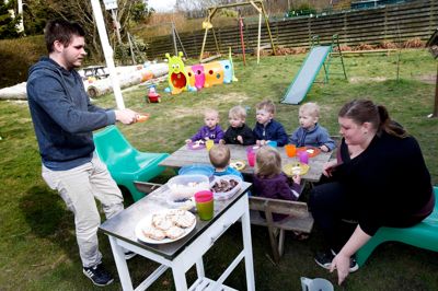 Det meste af »naturfamilien« samlet omkring spisebordet efter en solid middagssøvn. ?Foto: Flemming Hansen