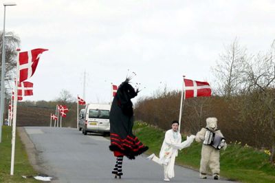 Sådan her får man sjældent gæster, men skuespillerne fra Odin Teatret forstod at gøre en særlig entré. Og de var beærede over, at der var sat flag op for at byde dem velkommen, fortæller Donald Kitt fra Canada, der kom spadserende på stylter sammen med kinesiske Yiteng Ding og Kai Bredholt (som isbjørn). ?Privatfoto