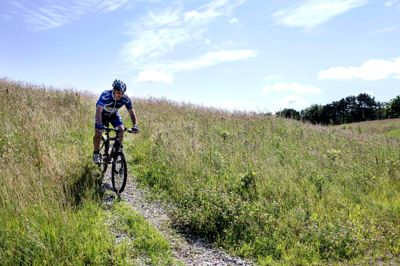 Finn Lau Nielsen håber, at det nye mountainbikespor vil stå færdigt næste sommer. Foto: Tom Laursen