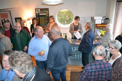 Folk havde mulighed for at forny deres medlemskort til biografklubben i Dagmar Bio til generalforsamlingen. ??privatfoto