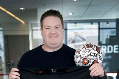 Lasse Larsen med sin hovedpræmie - den signerede FCM-trøje og bolden. Billetterne er nok allerede stukket i lommen. ?Foto: Flemming Hansen