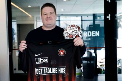 32-årige Lasse Larsen vandt lodtrækningen om hovedpræmien i Herning Folkeblads konkurrence »Tip Resultatet«: en signeret bold, en signeret trøje efter eget valg og to billetter til FCM-Brøndby 7. maj. Lasse Larsen har tippet med i 8 af de 13 kampe i konkurrencen og har ramt plet 4 gange i sæsonen. Foto: Flemming Hansen