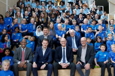 International School Ikast-Brande (ISIB) bliver en aktiv bruger af det kommende fælleshus »Hjertet«, der er en del af projekt Vision Vestergade. Derfor var det oplagt, at skolen dannede ramme om en overrækkelse af to donationer på i alt 200.000 kroner. Flankeret af en masse glade skolebørn ses øverst: Thomas Hammelev Larsen, filialdirektør hos Nordea i Herning og Niels Laurits Thygesen, bestyrelsesformand på ISIB. Nederst sidder Ricardo Passo, headmaster på ISIB, Christian Blittrup, filialdirektør hos Nordea Ikast, Carsten Kissmeyer, formand for Ikast Sparekasses Legat og Jens Nørholm Andersen, bestyrelsesmedlem i Ikast Sparekasses Legat. ? Foto: Henrik Ole Jensen