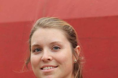 Mange danskere holder sig tilbage for at stille spørgsmål til deres medicin. Men det kan skabe utryghed og dårligere behandling. - Vores kerneopgave er at sørge for, at folk ved, hvordan medicinen virker, og hvordan de skal tage deres medicin. Det er derfor en god idé, at folk er velforberedte inden deres møde med apotekspersonalet, siger Sarah Ebild fra Herning Østergades Apotek. ?Foto: Henrik Ole Jensen
