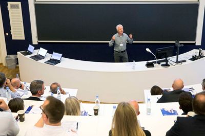 Auditoriet var tirsdag fyldt med et noget ældre publikum, end det der sædvanligvis sidder derinde. Her blev AUHE Støttefondens kick off holdt, og fondens formand Kenneth Iversen åbnede ballet. ?FOTO: TOM LAURSEN