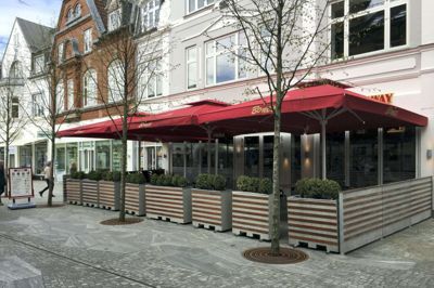 Restaurant Bone's og Hotel Eyde har af Herning Kommune fået lov til at have lukkede udeserverings-områder, men det kan andre restauranter som for eksempel Piano Bar ikke få. ? Foto: Kenneth Meinby Sørensen