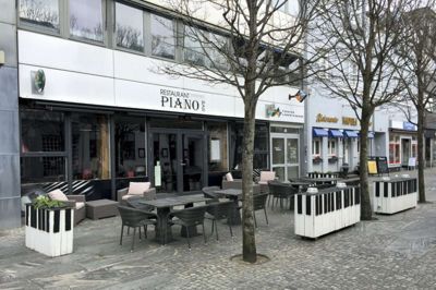 Restaurant Piano Bar har ikke kunnet få lov til at lave et lukket udeserveringsområde, så der kan skabes læ omkring kunderne. ?Foto: Kenneth Meinby Sørensen