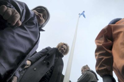 Byrådsmedlem Camilla Bøgelund Bech (V) hejste Friluftsrådets flag som bevis på, at Dorte og Torben Møller er videreuddannet i at bruge naturen til at styrke børnenes motorik.?foto: jesper wind