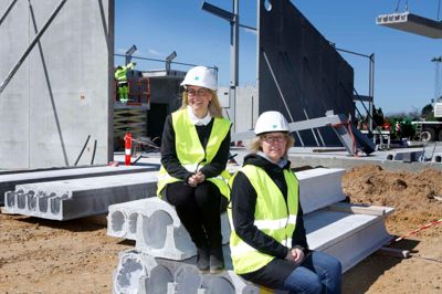 Fælleshuset »Hjertet« bliver det centrale punkt i Vision Vestergade i Ikast. Udviklingskonsulent og teamleder Christina Würts (t.v.), samt planchef i Ikast-Brande Kommune, Karina Kisum Jensen, viste Folkebladet rundt på byggepladsen, hvor man nu kan fornemme, hvor omfattende projektet er. ? Foto: Henrik Ole Jensen