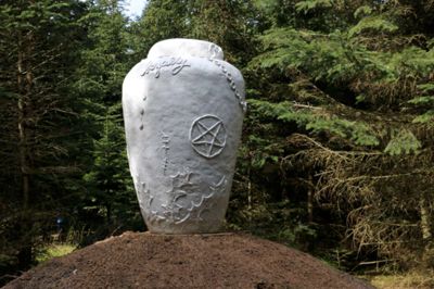 Den store hvide skulptur - »The Tattoed Urn« - indvies på mandag hos Skovsnogen. Det er kunstnerne Sofie Hesselholdt og Vibeke Mejlvang, der står bag. Den er lavet på Tommerup Keramiske Værksted. ?privatfoto