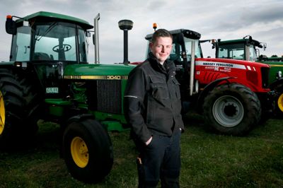 Mads Bøndergård stillede op i klasse 2 med sin John Deere 3040. Han er mest med for hyggens skyld, men nyder også den gode fornemmelse det er, lige når starten går til et træk. oto: Henrik Ole Jensen