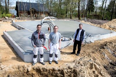 61-årige Viggo Søby (t.h.) har overladt tøjlerne i Murerfirmaet Viggo Søby til sønnen Henrik Søby (t.v.), 34 år, og Kenneth Simonsen, 31 år. ?Foto: Tom Laursen