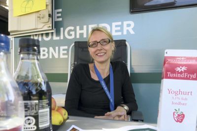 Projektleder Marianne Rahbek ved campingvognen, der tre uger i maj stod på Holtbjerg. »Jeg har sagt til alle herinde på rådhuset - høj som lav - at de burde bo i en campingvogn på Holtbjerg i tre uger. Det giver et godt billede af, hvordan folk virkelig har det«, siger Marianne Rahbek.?foto: jesper wind