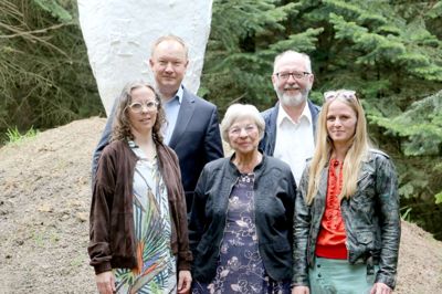 Ved afsløringen af »The Tattoed Urn« ses Bitten Damgaard fra Midtjydsk Skole- og Kulturfond, flankeret af de to kunstnere Sofie Hesselholdt og Vibeke Mejlvang, mens Skovsnogen-formand Finn Poulsen og kulturudvalgsformand Johs. Poulsen (R) ses i baggrunden. ? foto: René Schmidt