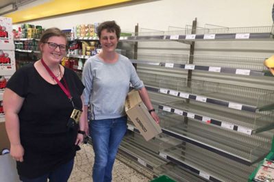 Der er sat en stopper for levering af varer til brugsen i Grønbjerg. Her er det Camila Thor (t.v.) og Dorthe Liv. ?Foto: Ole Skydt