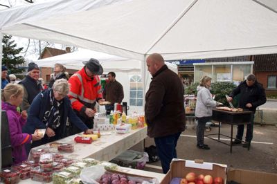 135 støttede butikken. Her fra et andet støtte-arrangement, en torvedag. PRIVATFOTO