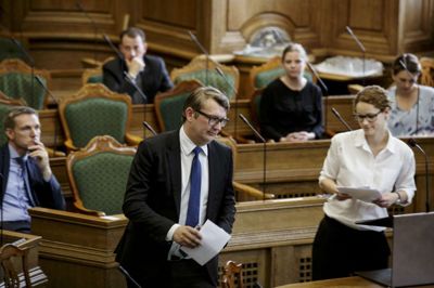 Beskæftigelsesminister Troels Lund Poulsen (V), i midten, er ikke tilfreds med KMD's mange fejl, der går ud over kontanthjælpsmodtagerne. Arkivfoto. /ritzau/Dalsgaard Miriam