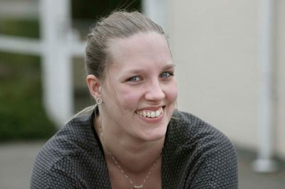 Ann Østergaard Bjørn, Lagermedarbejder i Herning: - Det er rart, at de rækker en hånd ud og siger, at de nok skal hjælpe os. De har jo lidt været tvunget til at fyre os, så det er rart, at de bruger deres kræfter og tid på at hjælpe os videre, for de vil jo heller ikke have, at vi står uden arbejde. Jeg kan godt lide, at virksomhederne kommer her, og man kan aflevere sit CV til den person, der faktisk har med ansættelser at gøre. ?Foto: Henrik Ole Jensen