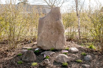 Den nye sten er blevet rejst ved aktivitetshuset i Stakroge. ? privatfoto