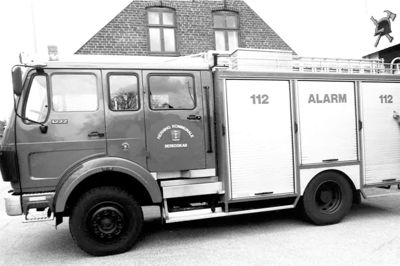 For at hjælpe borgerne med det nye alarmnummer satte Herning Brandvæsen 112 på bilerne. Depotmester Frey Pedersen viser her en af dem frem. ?Foto: Ole Lauritsen